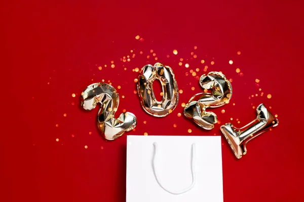 Golden Foil Balloons 2021 Bag Festive Red Background Bokeh Top — Stock Photo, Image