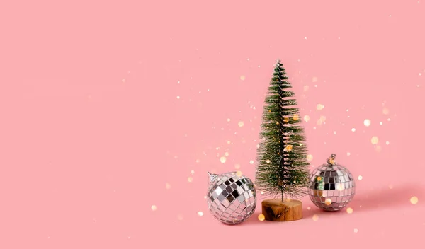 Firavun ağacı noeli ve yeni yıl arkaplanı. Yatay görünüm telif alanı bokeh ışıkları.