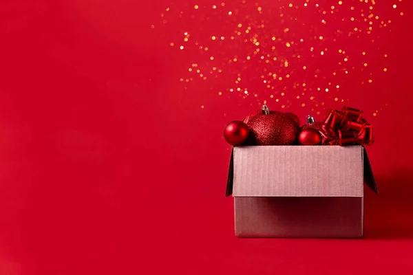 Κουτί Χριστουγεννιάτικες Μπάλες Και Στολίδια Κορυφαία Οριζόντια Άποψη Copyspace — Φωτογραφία Αρχείου