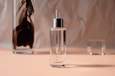 Moda olan abstrak arka planda doğal hiyalüronik serum. Doğal malzemeler ve cilt bakımı konsepti. Haed ışığı ve gölgeler