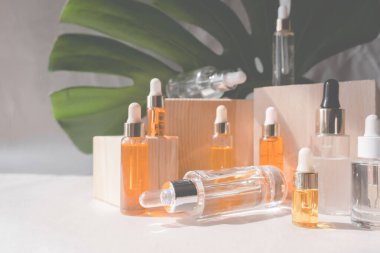 Moda olan abstrak arka planda doğal hiyalüronik serum. Doğal malzemeler ve cilt bakımı konsepti. Haed ışığı ve gölgeler