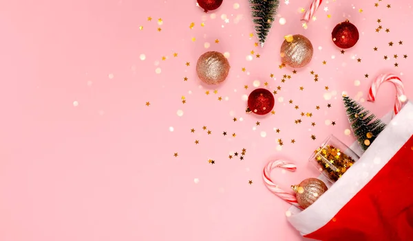 Babbo Natale e decorazioni natalizie. Pelliccia albero e bokeh luci. Vista orizzontale superiore copyspace — Foto Stock