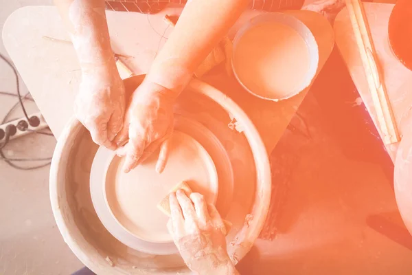 Mains féminines fabriquant une tasse de poterie sur une roue de potiers. Concept artisanal et artisanal. Vue horizontale supérieure copyspace. — Photo