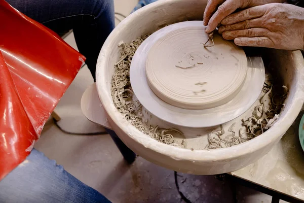 女性的手在陶瓷轮上手工制一个陶瓷杯.手工和手工概念。顶级水平视图复制空间. — 图库照片