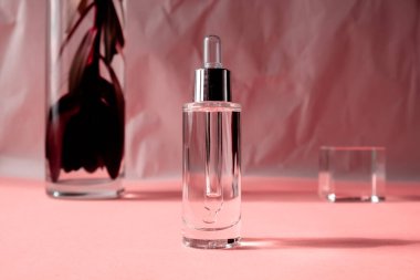 Moda olan abstrak arka planda doğal hiyalüronik serum. Doğal malzemeler ve cilt bakımı konsepti. Haed ışığı ve gölgeler.