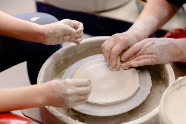 女性的手在陶工的轮子上手工制一个陶瓷杯 手工和手工概念 — 图库照片