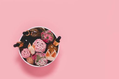 Sıvı kolajen ve hiyalüronik asit içeren cam şişeler, hidrasyon derisi. Üst düz görünüm telif uzayı. Doğal arkaplan