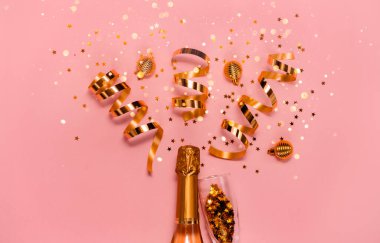 Noel Baba Şapkası ve Noel süslemeleri. Kürk ağacı ve ışık. Üst yatay görünüm