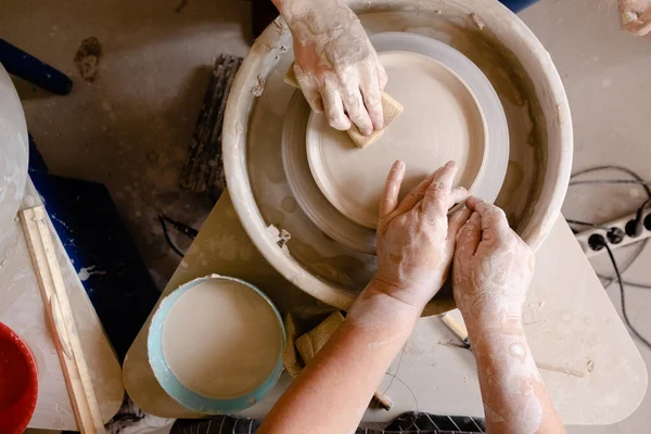 女性的手在陶工的轮子上手工制一个陶瓷杯 手工和手工概念 — 图库照片