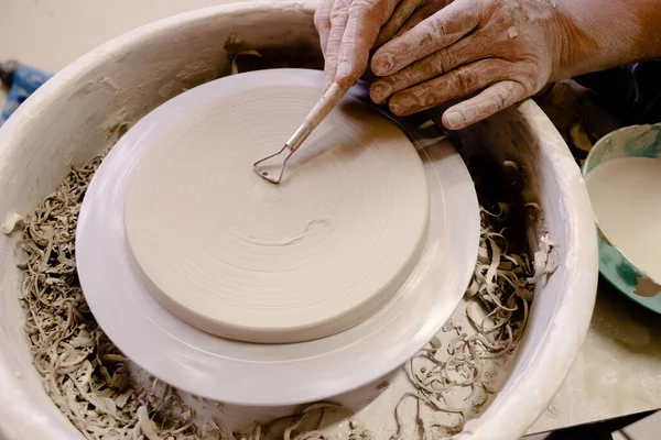 Manos Femeninas Haciendo Una Taza Cerámica Volante Alfarero Concepto Artesanal — Foto de Stock