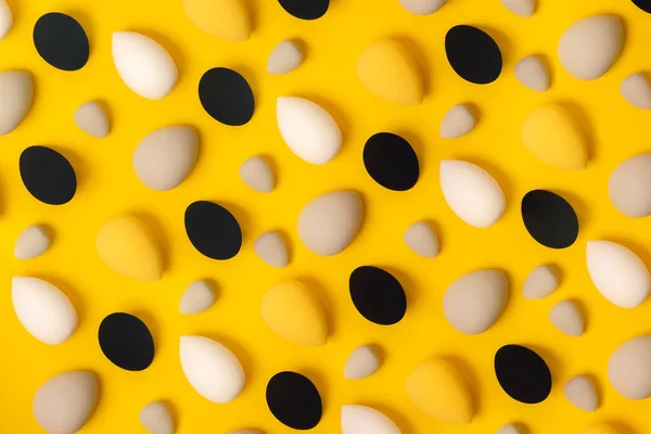 Padrão de esponjas de beleza de maquiagem e em um fundo amarelo brilhante — Fotografia de Stock