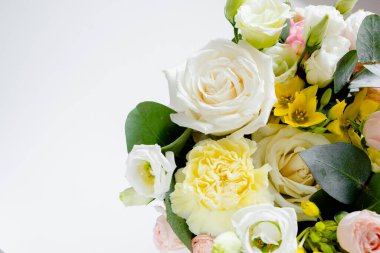 Çiçekçi kadın çiçek buketi yapıyor. Adım adım icraat. Üst yatay görünüm telif uzayı pembe arkaplan