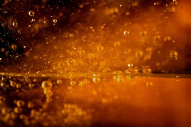 Cilt bakımı ürünlerinde oksijen kabarcıkları, yakın plan. Hyaluronik asit ya da oksijenle zenginleştirilmiş duş jeli. Üst yatay görünüm telif uzayı.