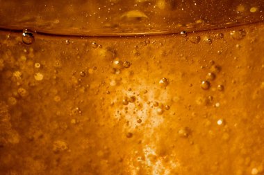 Cilt bakımı ürünlerinde oksijen kabarcıkları, yakın plan. Hyaluronik asit ya da oksijenle zenginleştirilmiş duş jeli. Üst yatay görünüm telif uzayı.