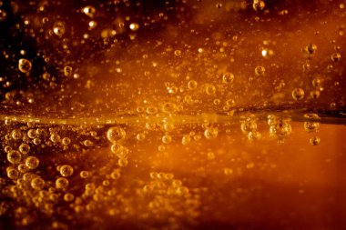 Cilt bakımı ürünlerinde oksijen kabarcıkları, yakın plan. Hyaluronik asit ya da oksijenle zenginleştirilmiş duş jeli. Üst yatay görünüm telif uzayı.