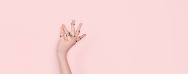 Kadın eli, Hint klasik dansını gösteriyor. Beyaz kadın elleri gümüş yüzük takıyor. Meditasyon ve kendini iyileştirme kavramı