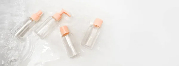 Färgglada banner flaskor med body lotion och dusch gel platt låg. Ren hud och kropp vård koncept. Överst på sidan copyspace — Stockfoto