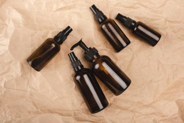 Sıfır atık sağlık. Yeniden kullanılabilir şişeler, bambu diş fırçası ve süngerler. Üst yatay görünüm telif uzayı.