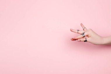 Kadın eli, Hint klasik dansını gösteriyor. Beyaz kadın elleri gümüş yüzük takıyor. Meditasyon ve kendini iyileştirme kavramı