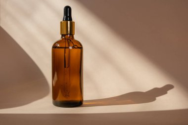 Kehribar cam şişelerde pipetli eko mineral yağı. Şeffaf hyaluronik serum jeli ve cilt bakımı konsepti. Üst yatay görünüm telif uzayı