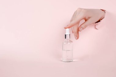 Cam şişelerde pipet damlacıklı eko mineral yağı. Şeffaf hyaluronik serum jeli ve cilt bakımı konsepti. Üst yatay görünüm