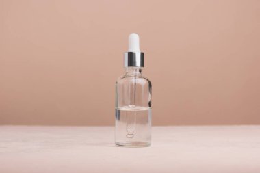Kehribar cam şişelerde pipetli eko mineral yağı. Şeffaf hyaluronik serum jeli ve cilt bakımı konsepti. Üst yatay görünüm telif uzayı