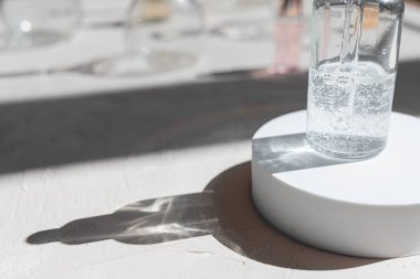 Cam şişelerde pipet damlacıklı eko mineral yağı. Şeffaf hyaluronik serum jeli ve cilt bakımı konsepti. Üst yatay görünüm.