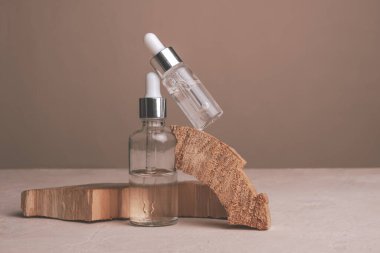 Kehribar cam şişelerde pipetli eko mineral yağı. Şeffaf hyaluronik serum jeli ve cilt bakımı konsepti. Düşürme camının üst yatay görünümü telif uzayı.