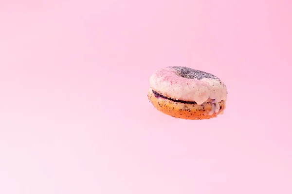 Tentador postre de rosquillas con hielo y salpicaduras. Rosquillas redondas de azúcar dulce de diferentes sabores. Copyspace vista horizontal superior. Dieta saludable y concepto de comida chatarra — Foto de Stock