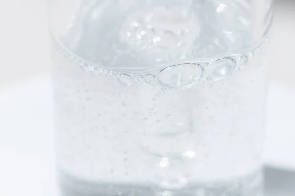 Eco Aceite mineral en frascos de vidrio con gotero de pipeta. Gel de suero hialurónico transparente y concepto de cuidado de la piel. Copyspace vista horizontal superior —  Fotos de Stock