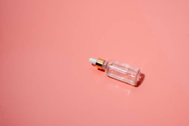 Pipetli cam şişeler. Şeffaf hyaluronik doğal güzellik ürünü ve eko serumu cilt bakımı konsepti. Üst yatay görünüm telif uzayı