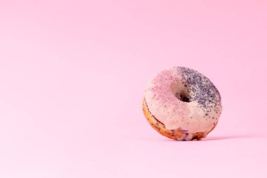 Donutları krema ve şekerle baştan çıkarmak. Farklı tatlarda tatlı, yuvarlak çörekler. Üst yatay görünüm telif uzayı. Sağlıklı beslenme ve abur cubur konsepti