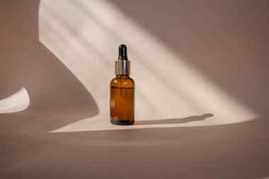 Kehribar cam şişelerde pipetli eko mineral yağı. Şeffaf hyaluronik serum jeli ve cilt bakımı konsepti. Üst yatay görünüm telif uzayı
