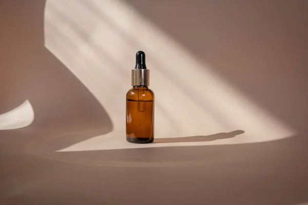 Kehribar cam şişelerde pipetli eko mineral yağı. Şeffaf hyaluronik serum jeli ve cilt bakımı konsepti. Üst yatay görünüm telif uzayı