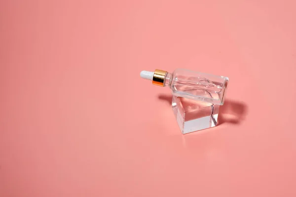 ピペット付きのドロッパーガラスボトル 透明ヒアルロン酸天然美容製品とエコ美容液スキンケアコンセプト 水平表示のコピースペースのトップ — ストック写真