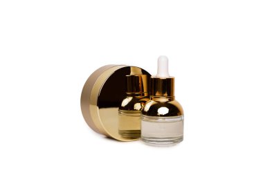 Pipetli ve hilauronik asitli şeffaf altın şişe. Üst yatay görünüm telif uzayı.