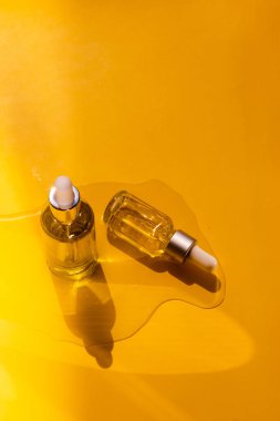 Pipetli cam şişeler. Şeffaf hyaluronik doğal güzellik mineral ürünü ve eko serumu cilt bakımı konsepti. Üst yatay görünüm telif uzayı. Yaz sulu renkler.