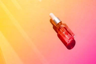 Pipetli cam şişeler. Şeffaf hyaluronik doğal güzellik mineral ürünü ve eko serumu cilt bakımı konsepti. Üst yatay görünüm telif uzayı. Yaz sulu renkler