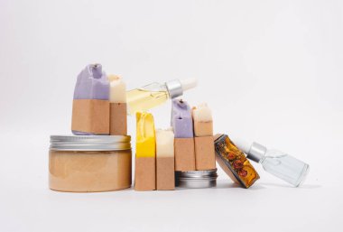 Sıfır atık yeşil yıkama şampuanı ve maden yağı serumu. Deri ve saç bakımı konsepti. Sürdürülebilir yeniden kullanılabilir vegan şampuan barı.