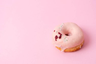 Donutları krema ve şekerle baştan çıkarmak. Farklı tatlarda tatlı, yuvarlak çörekler. Üst yatay görünüm telif uzayı. Sağlıklı beslenme ve abur cubur konsepti