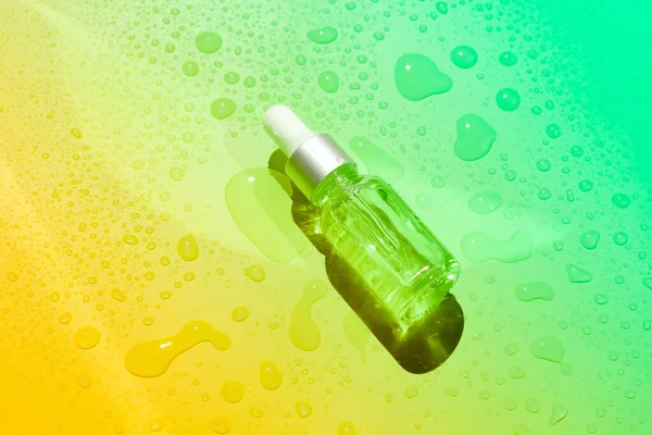 Bouteilles compte-gouttes en verre avec pipette. Produit minéral de beauté naturelle hyaluronique transparent et concept de soins de la peau éco sérum. Vue horizontale supérieure copyspace. Été couleurs juteuses — Photo