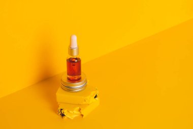 Pipetli cam şişeler. Şeffaf hyaluronik doğal güzellik mineral ürünü ve eko serumu cilt bakımı konsepti. Üst yatay görünüm telif uzayı. Yaz sulu renkler