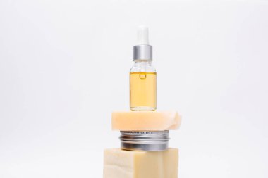 Sıfır atık yeşil yıkama şampuanı ve maden yağı serumu. Deri ve saç bakımı konsepti. Sürdürülebilir yeniden kullanılabilir vegan şampuan barı