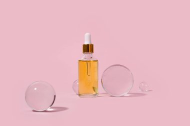 Pipetli cam şişeler. Şeffaf hyaluronik doğal güzellik ürünü ve eko serumu cilt bakımı konsepti. Üst yatay görünüm telif uzayı