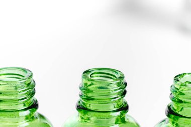 Pipetli cam şişeler. Şeffaf hyaluronik doğal güzellik ürünü ve eko serumu cilt bakımı konsepti. Üst yatay görünüm telif uzayı