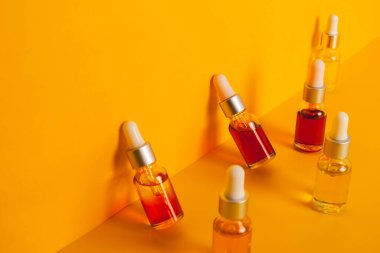 Pipetli cam şişeler. Şeffaf hyaluronik doğal güzellik mineral ürünü ve eko serumu cilt bakımı konsepti. Üst yatay görünüm telif uzayı. Yaz sulu renkler.