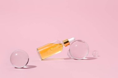 Pipetli cam şişeler. Şeffaf hyaluronik doğal güzellik ürünü ve eko serumu cilt bakımı konsepti. Üst yatay görünüm telif uzayı.