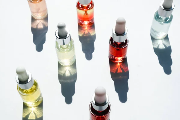 Bouteilles compte-gouttes en verre avec pipette. Produit minéral de beauté naturelle hyaluronique transparent et concept de soins de la peau éco sérum. Vue horizontale supérieure copyspace. Été couleurs juteuses — Photo