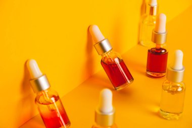 Pipetli cam şişeler. Şeffaf hyaluronik doğal güzellik mineral ürünü ve eko serumu cilt bakımı konsepti. Üst yatay görünüm telif uzayı. Yaz sulu renkler.