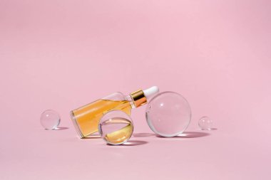 Pipetli cam şişeler. Şeffaf hyaluronik doğal güzellik ürünü ve eko serumu cilt bakımı konsepti. Üst yatay görünüm telif uzayı.